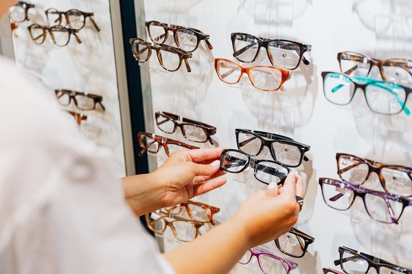 How to Choose Eyewear That Complements Your Face Shape for a Chic Look in London?