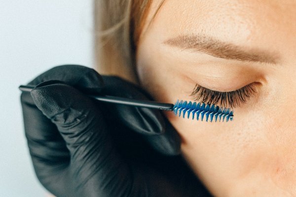 What Are the Best Techniques for Applying Waterproof Mascara to Achieve Long-Lasting Wear?